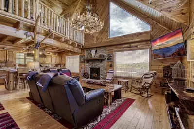 Perky Peaks Lodge - Living room with 70-inch TV