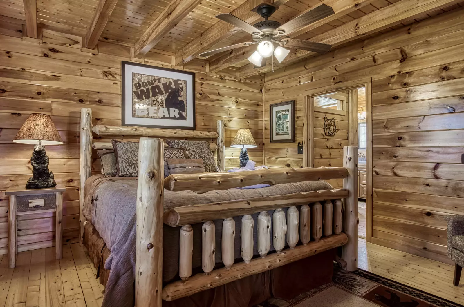 Perky Peaks Lodge - Main level bedroom 1 with king size bed