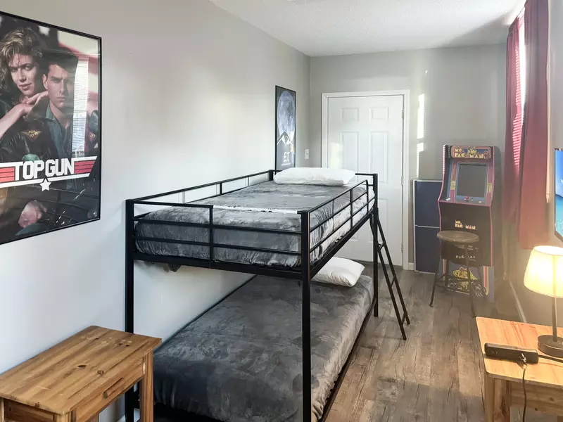 Rustic Acres bonus room with arcade machine