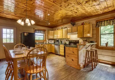Serenity Ridge - Dining area and kitchen