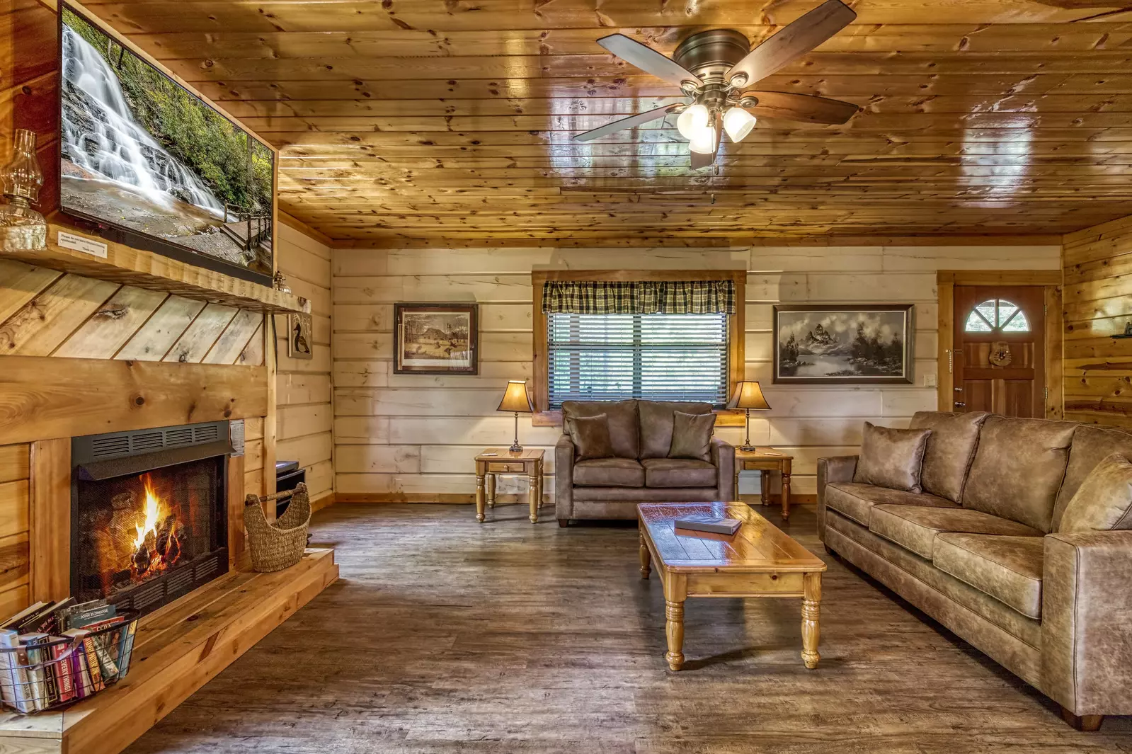 Serenity Ridge - Living room with 55-inch TV