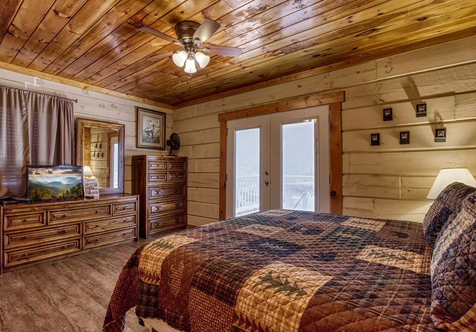 Serenity Ridge - Bedroom 1 with king size bed