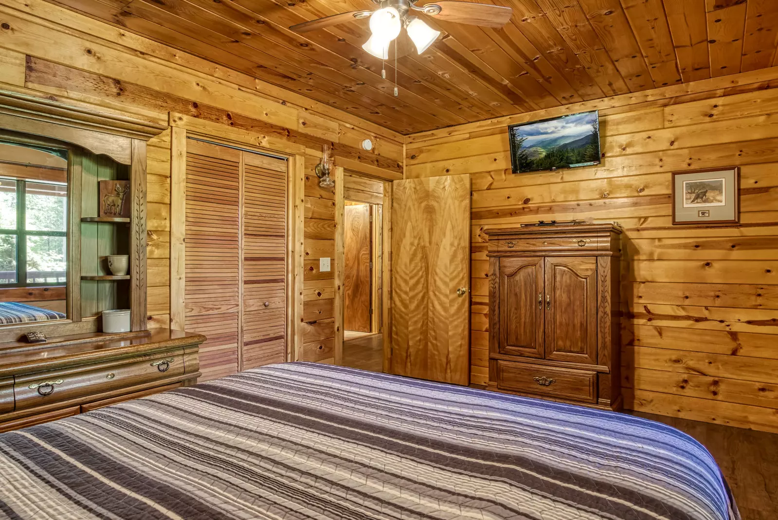 Serenity Ridge - Bedroom 2 with queen size bed