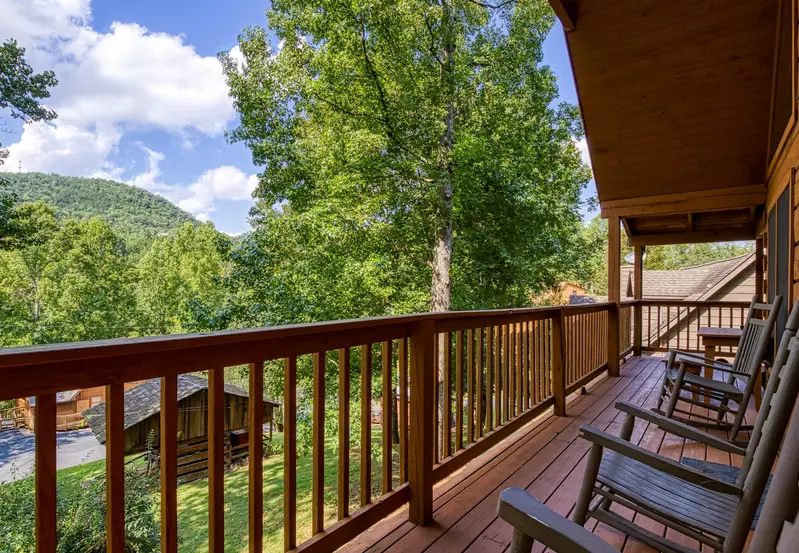 Squirrels Nest covered back deck with rocking chairs