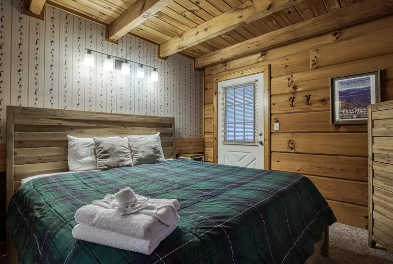Squirrels Nest main level bedroom with king size bed