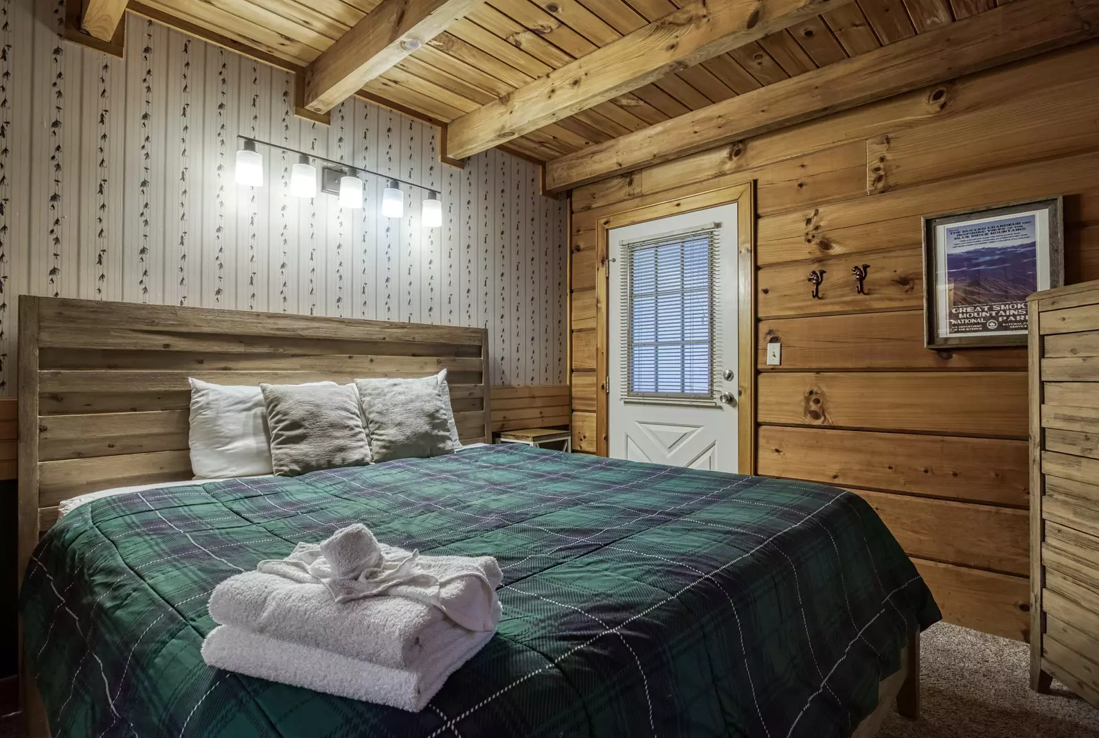 Squirrels Nest main level bedroom with king size bed