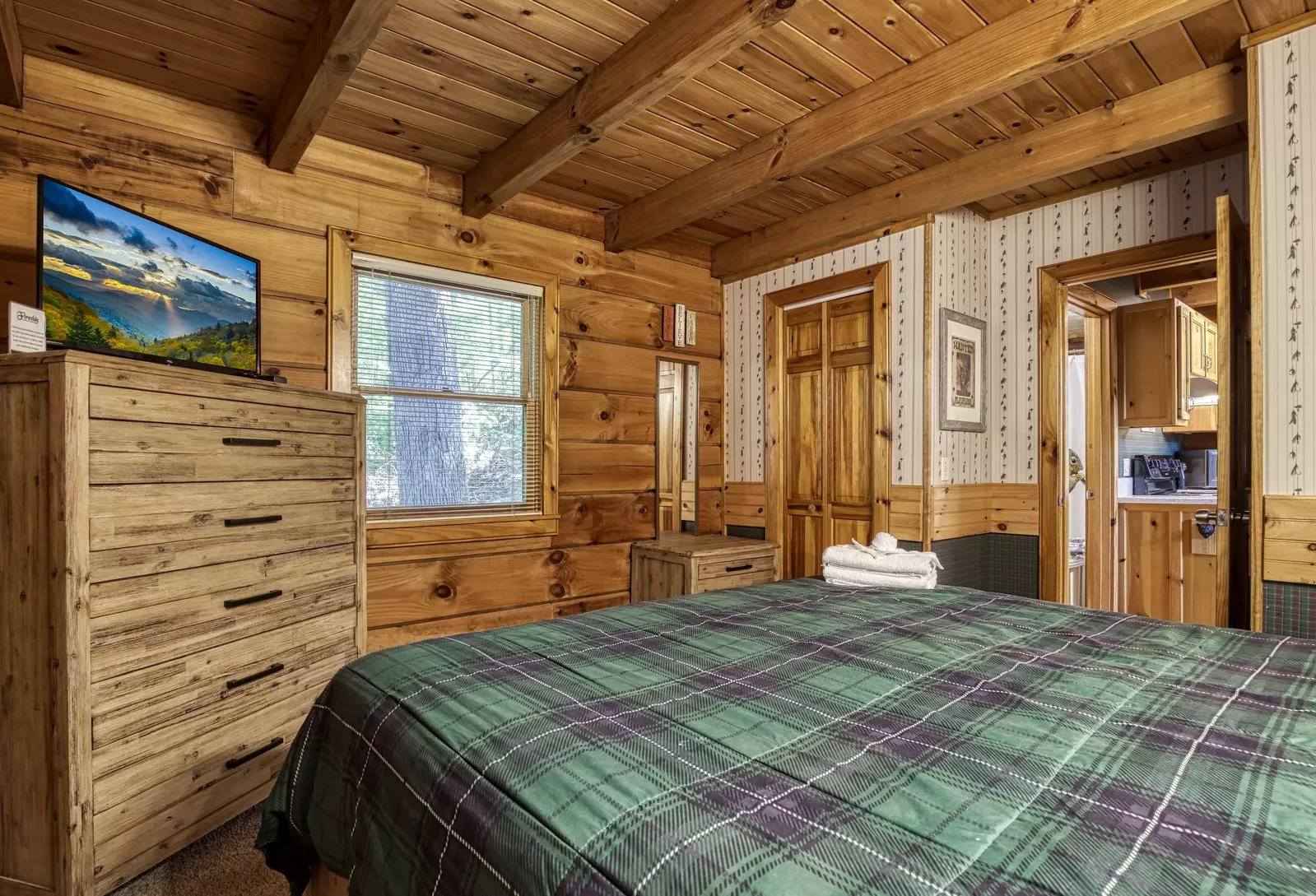 Squirrels Nest main level bedroom with king size bed