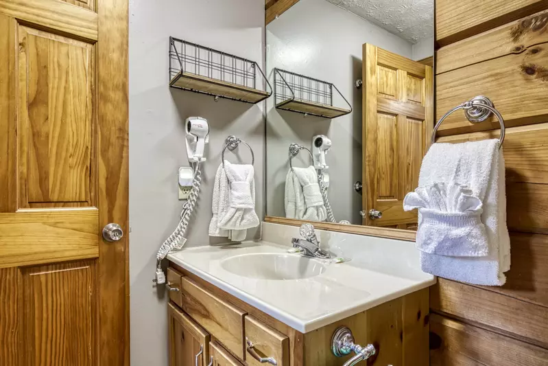 Squirrels Nest main level bathroom
