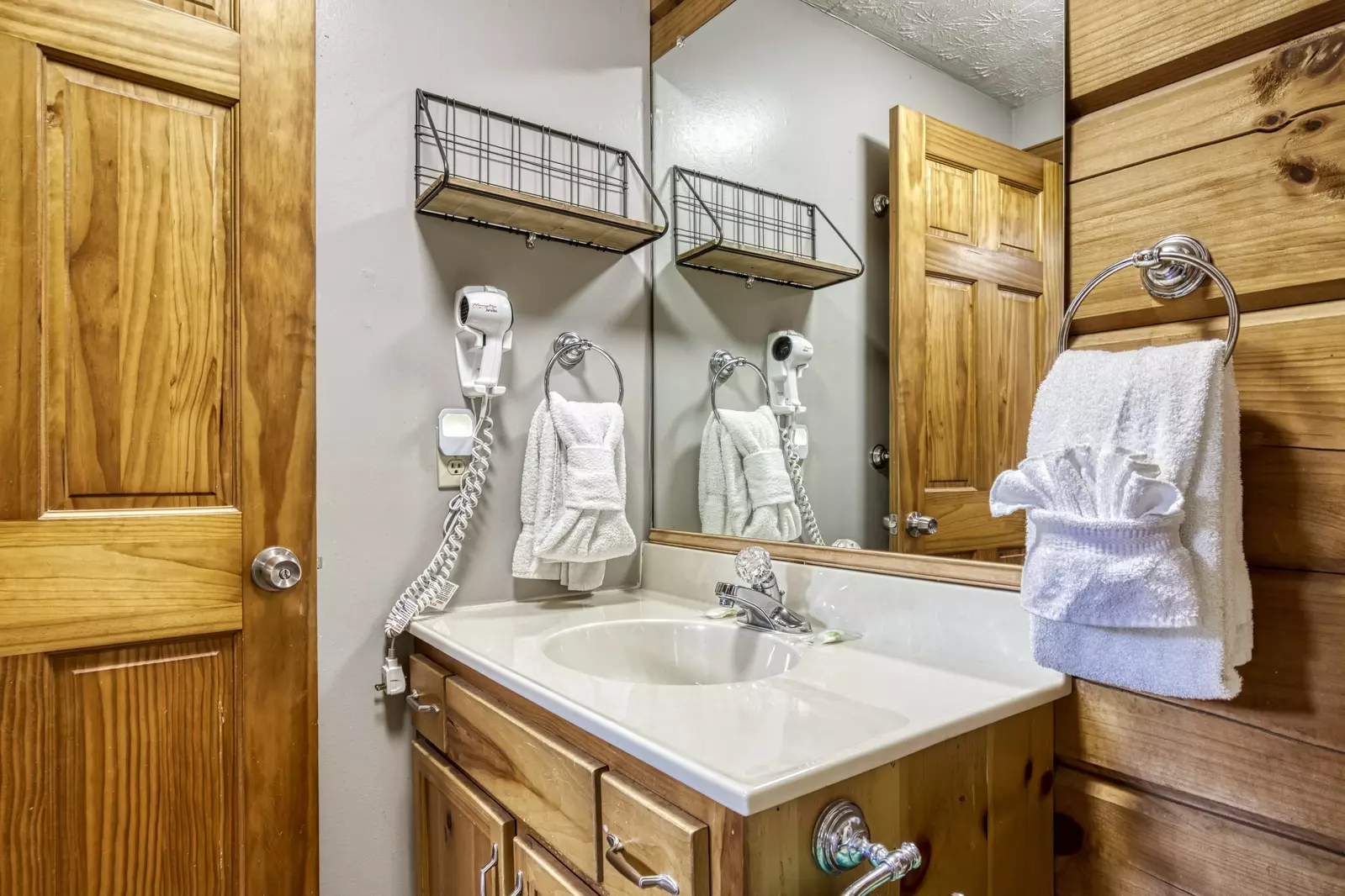 Squirrels Nest main level bathroom