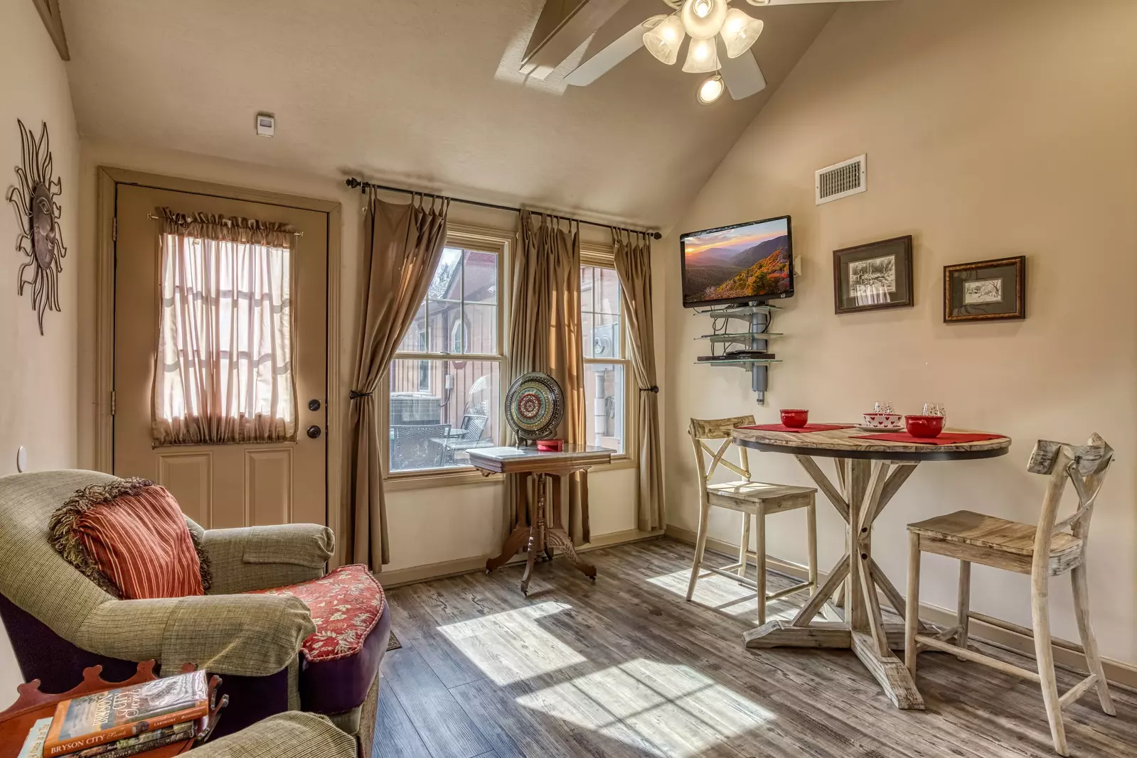Sunset View Chalet reading nook and lounge