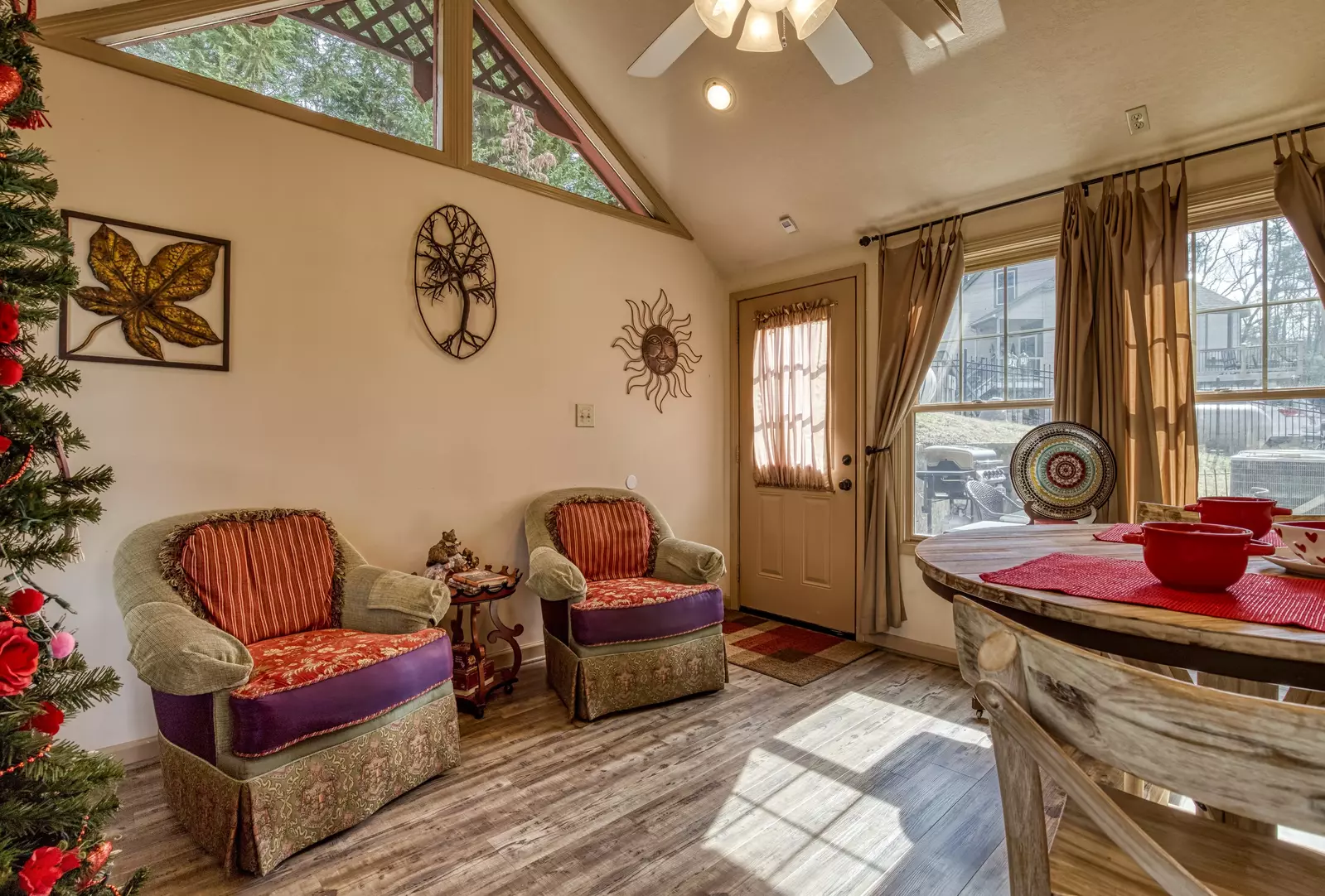 Sunset View Chalet reading nook and lounge
