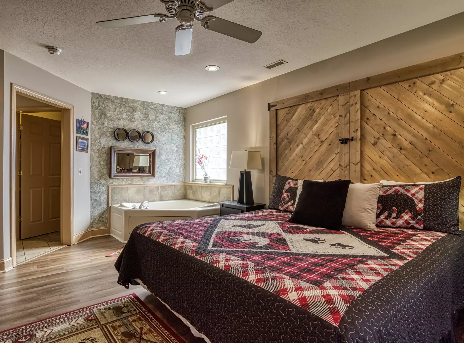 Sunset View Chalet king size bed and ensuite jacuzzi 