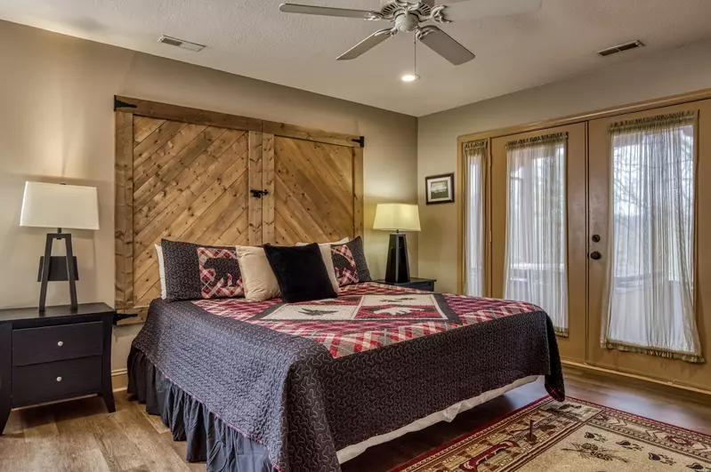 Sunset View Chalet king size bed