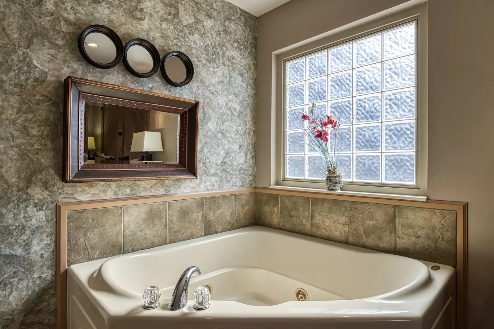 Sunset View Chalet ensuite jacuzzi tub