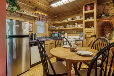 Tennessee Twilight Cabin dining table and kitchen