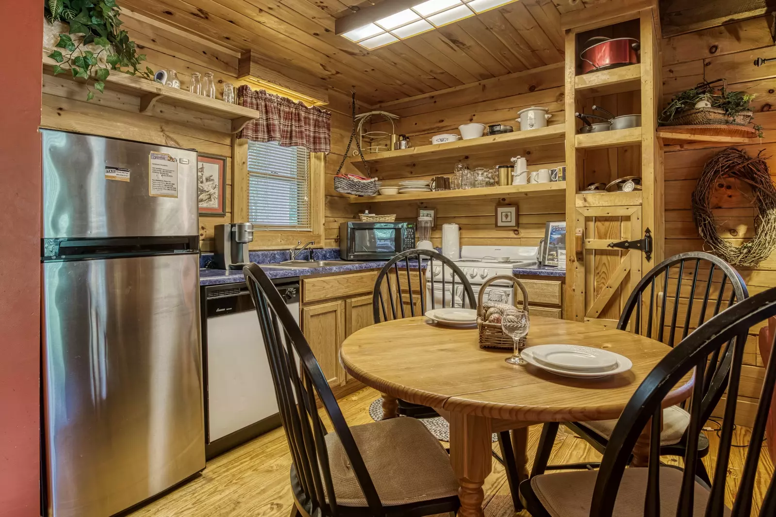 Tennessee Twilight Cabin dining table and kitchen