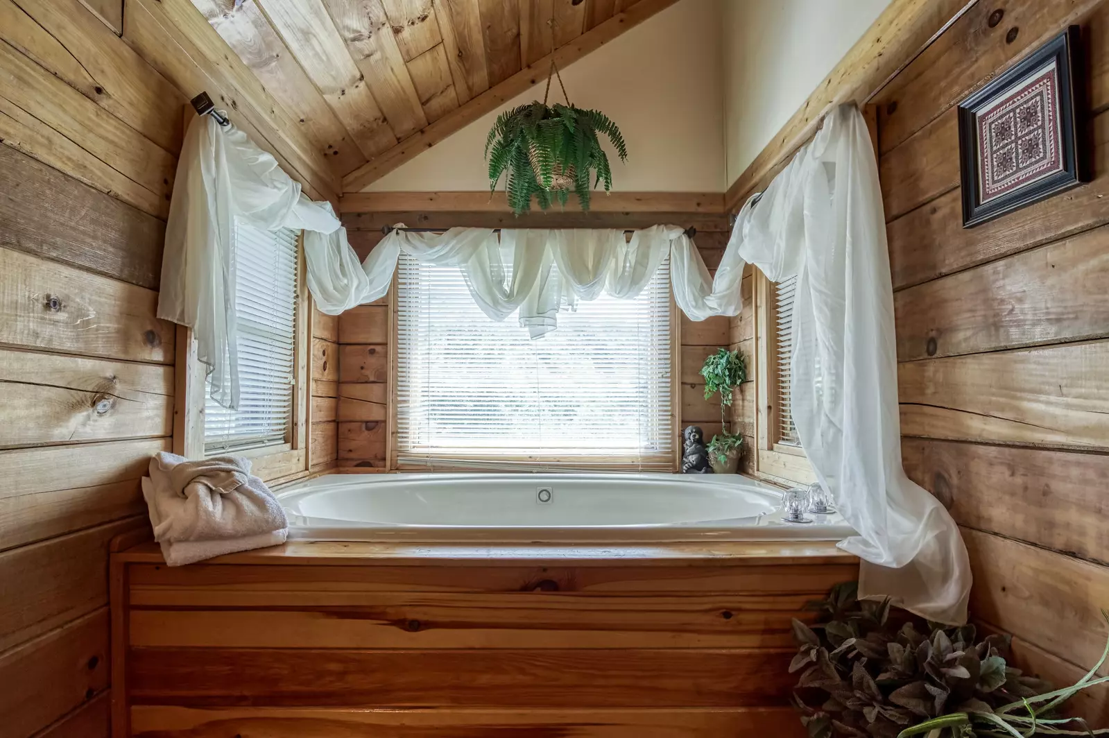 Tennessee Twilight Cabin upper level bedroom with whirlpool tub