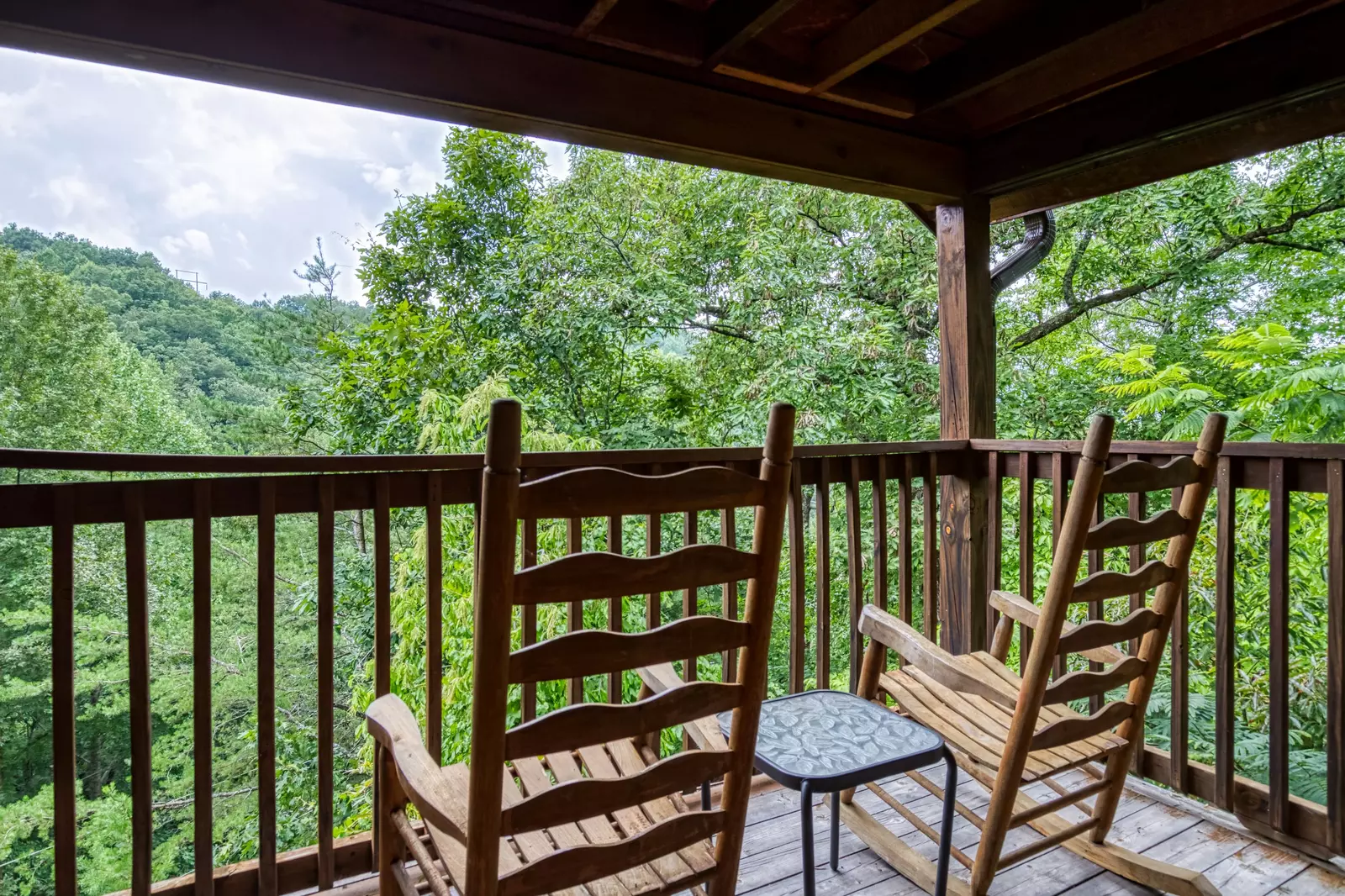 Tennessee Twilight Cabin covered back deck with table and rocking chairs