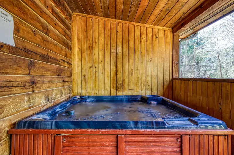 Walden Ridge Retreat hot tub