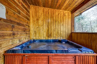Walden Ridge Retreat hot tub
