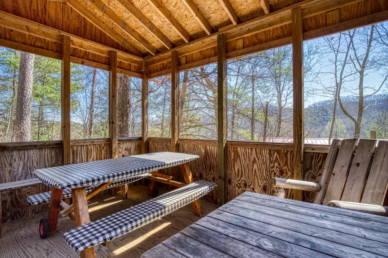 Walden Ridge Retreat gazebo with picnic table