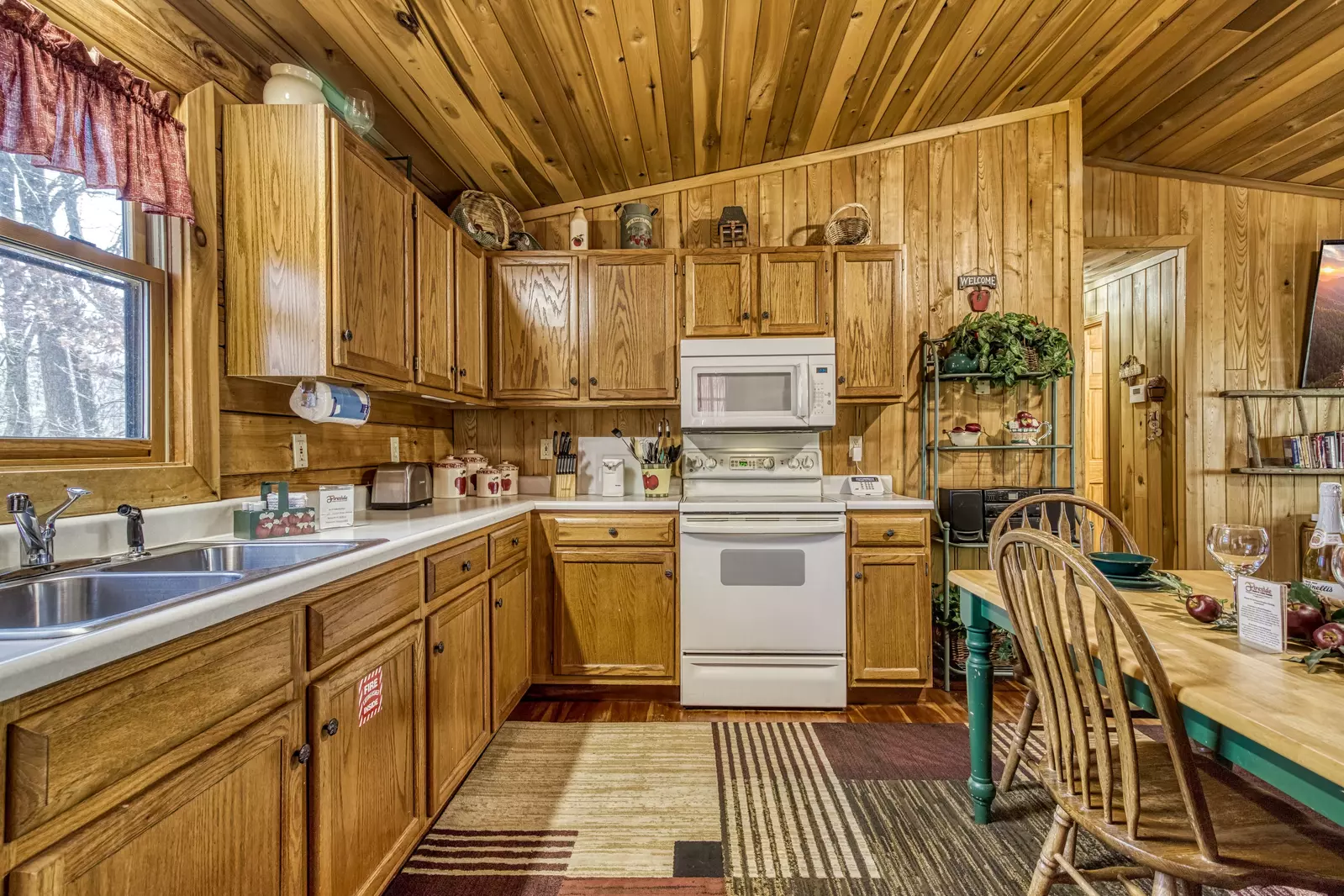 Walden Ridge Retreat kitchen and dining area