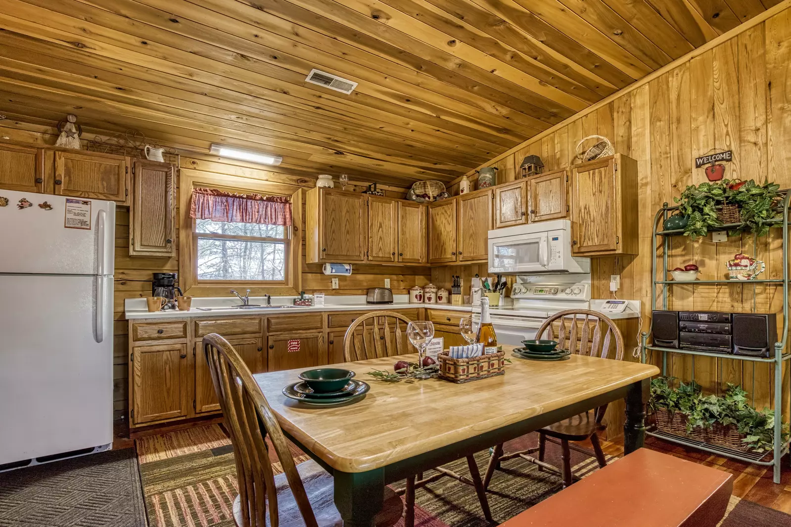 Walden Ridge Retreat dining table and kitchen