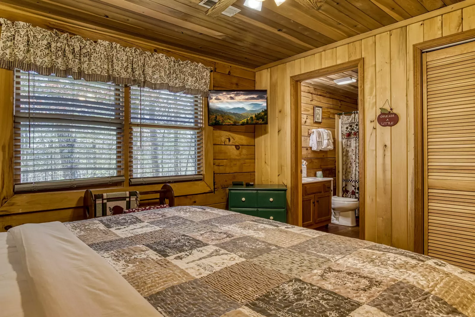 Walden Ridge Retreat bedroom with king size bed