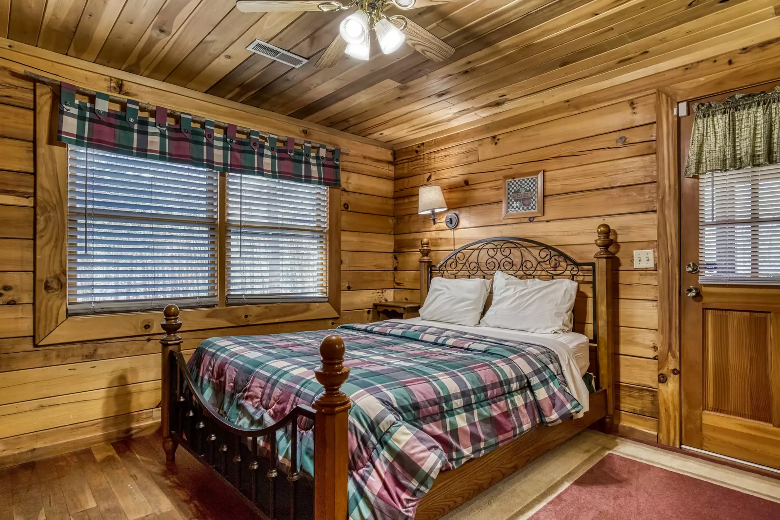 Walden Ridge Retreat bedroom with queen size bed