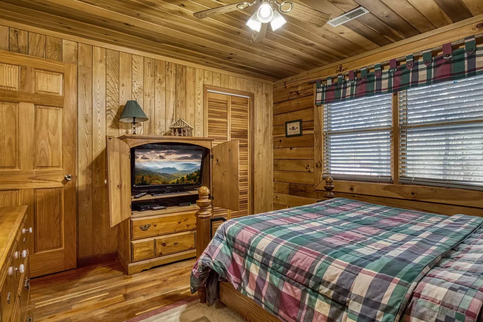 Walden Ridge Retreat bedroom with queen size bed