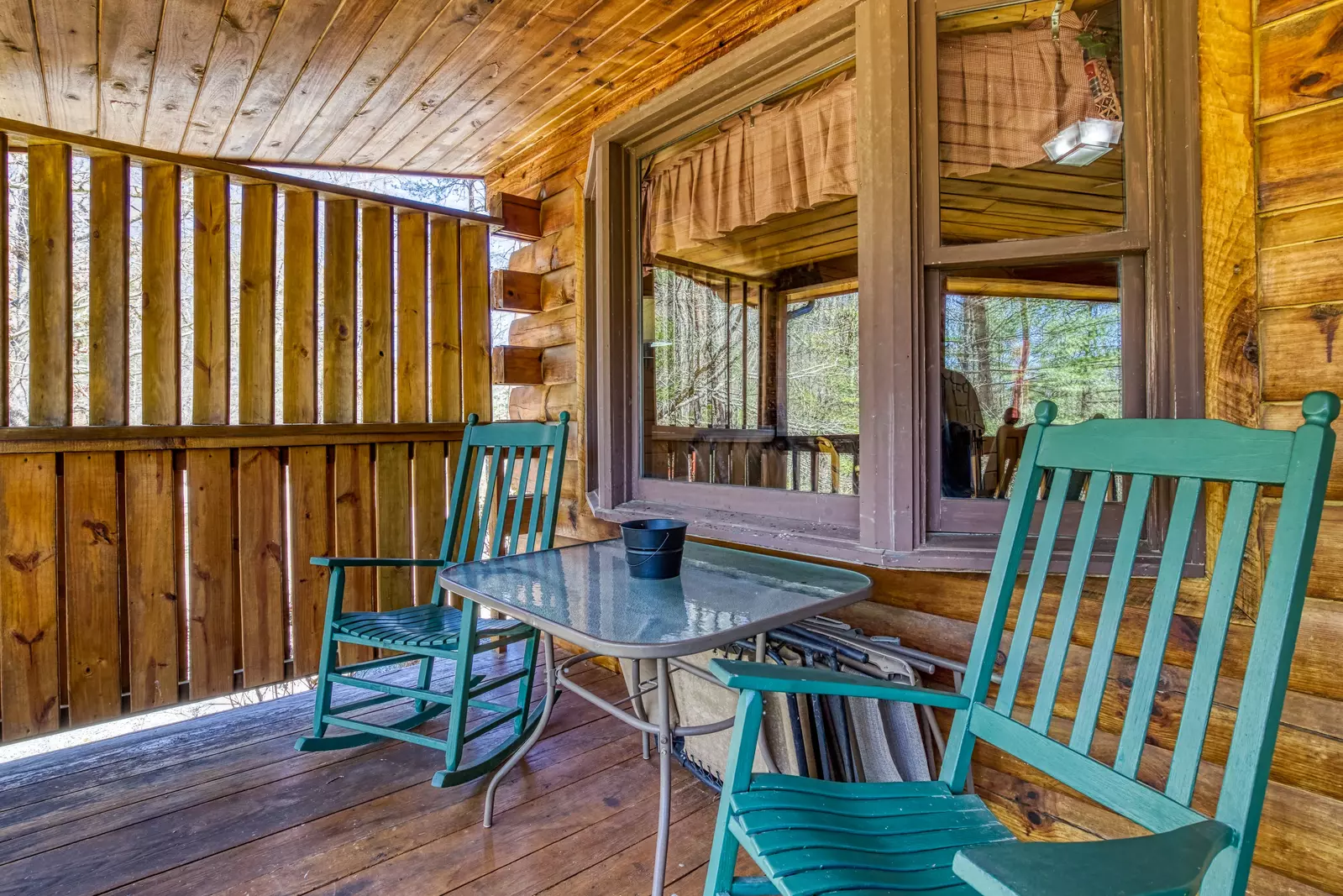 Walden Ridge Retreat covered back deck with rocking chairs