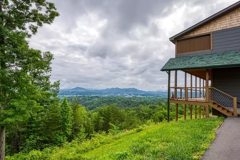 Pigeon Forge cabin with mountain views
