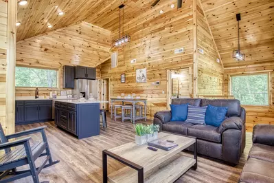Mountain Memories living room, kitchen, and dining area