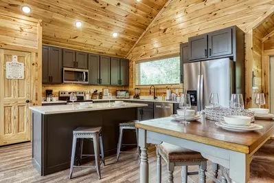 Mountain Memories dining area and kitchen