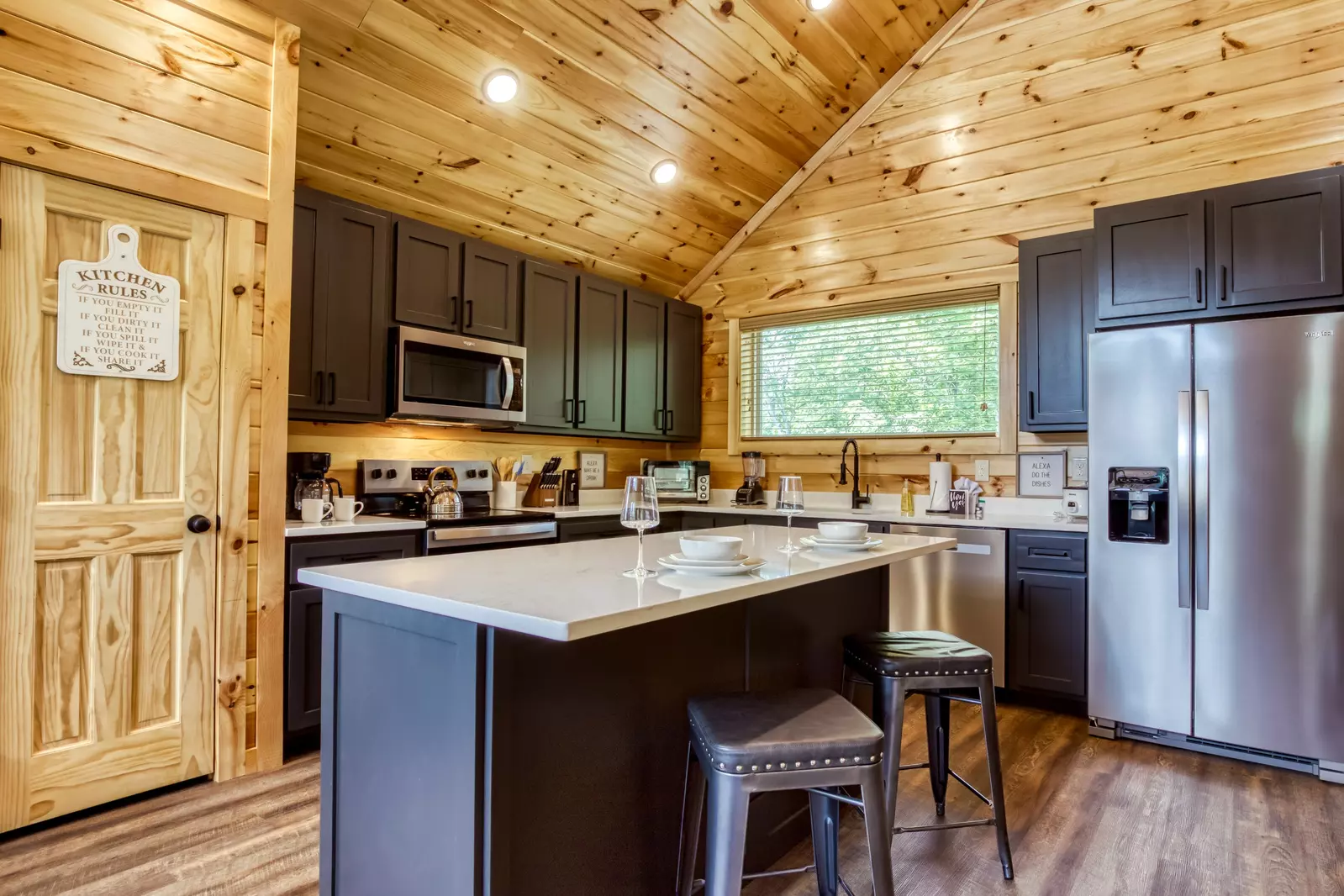 Mountain Memories kitchen island and fully furnished kitchen