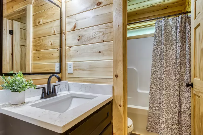 Mountain Memories main level bathroom with tub/shower combo