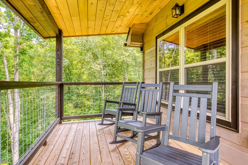 Mountain Memories main level covered back deck