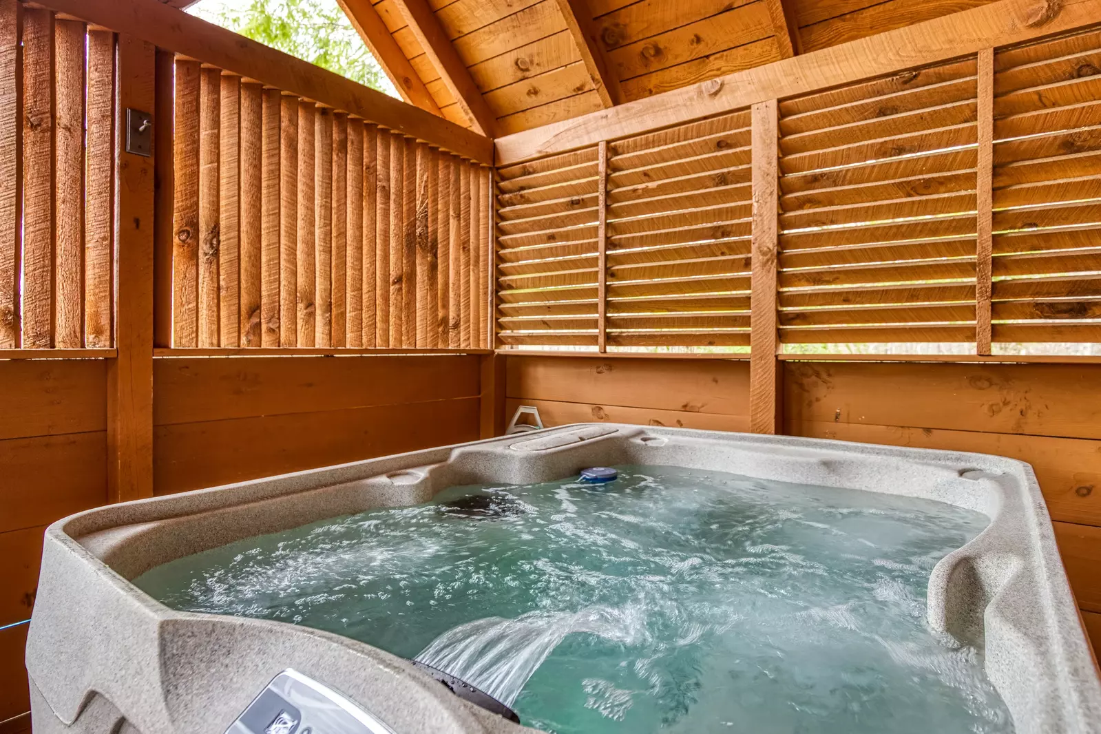 Squirrels Nest hot tub with privacy fencing
