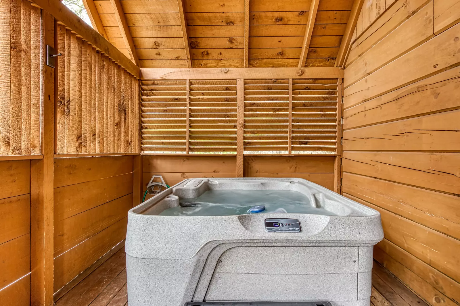 Squirrels Nest hot tub