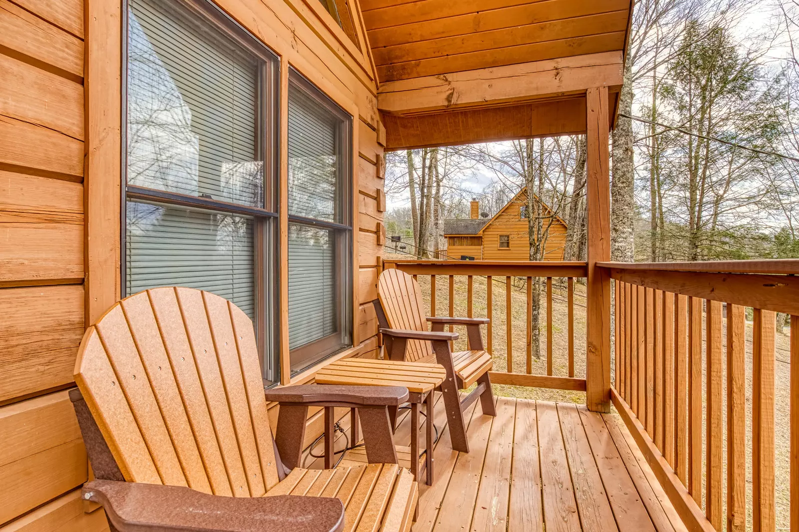 Squirrels Nest front deck with patio furniture