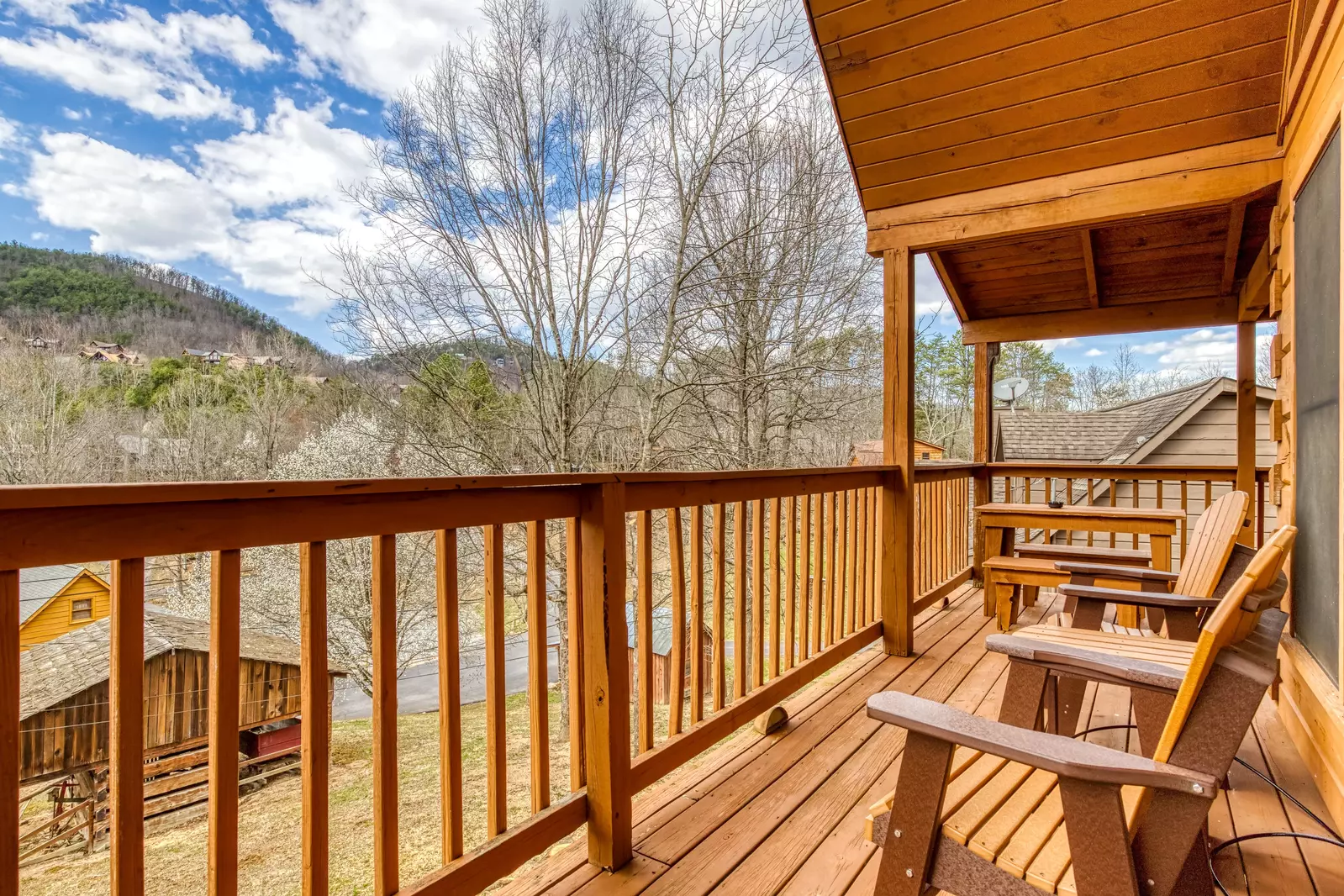 Squirrels Nest front deck with mountain views