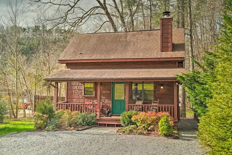 CREEKSIDE Cabin w/ LOFT by Pigeon Forge