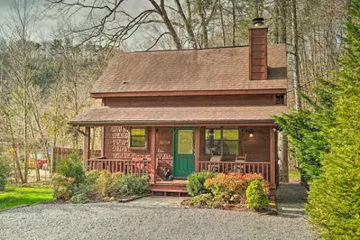 CREEKSIDE Cabin w/ LOFT by Pigeon Forge