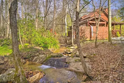 CREEKSIDE Cabin w/ LOFT by Pigeon Forge