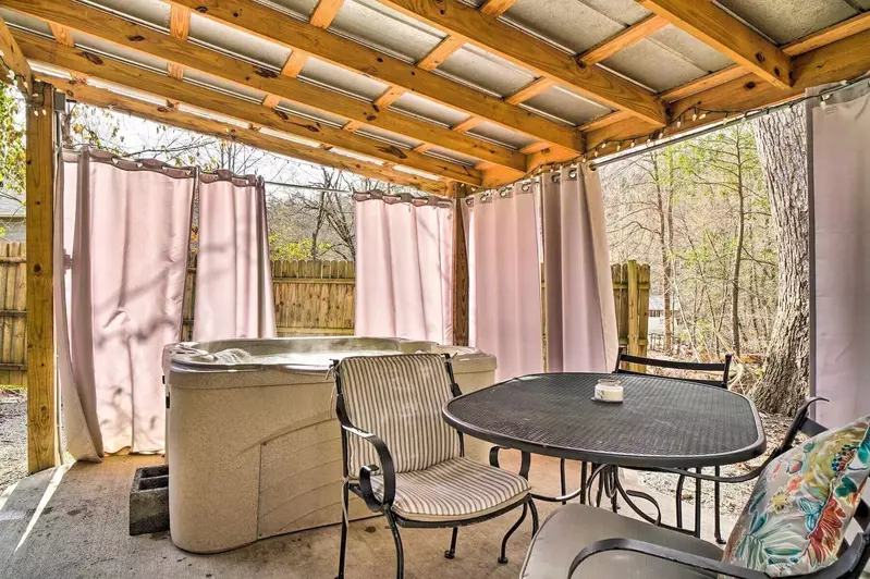 CREEKSIDE Cabin w/ LOFT by Pigeon Forge