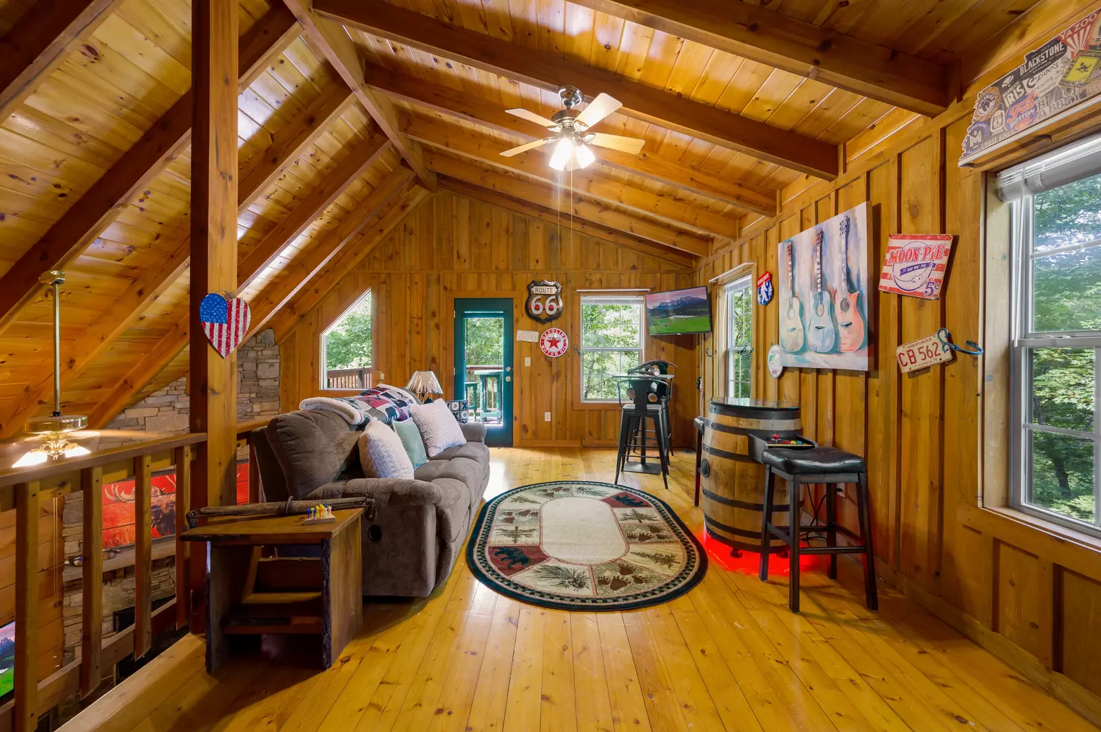 Gypsy Road Wears Valley Log Cabin - Upper Level Loft Area