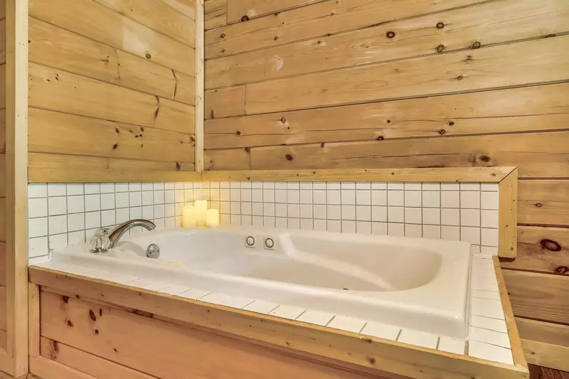 Jacuzzi tub in the main floor bedroom