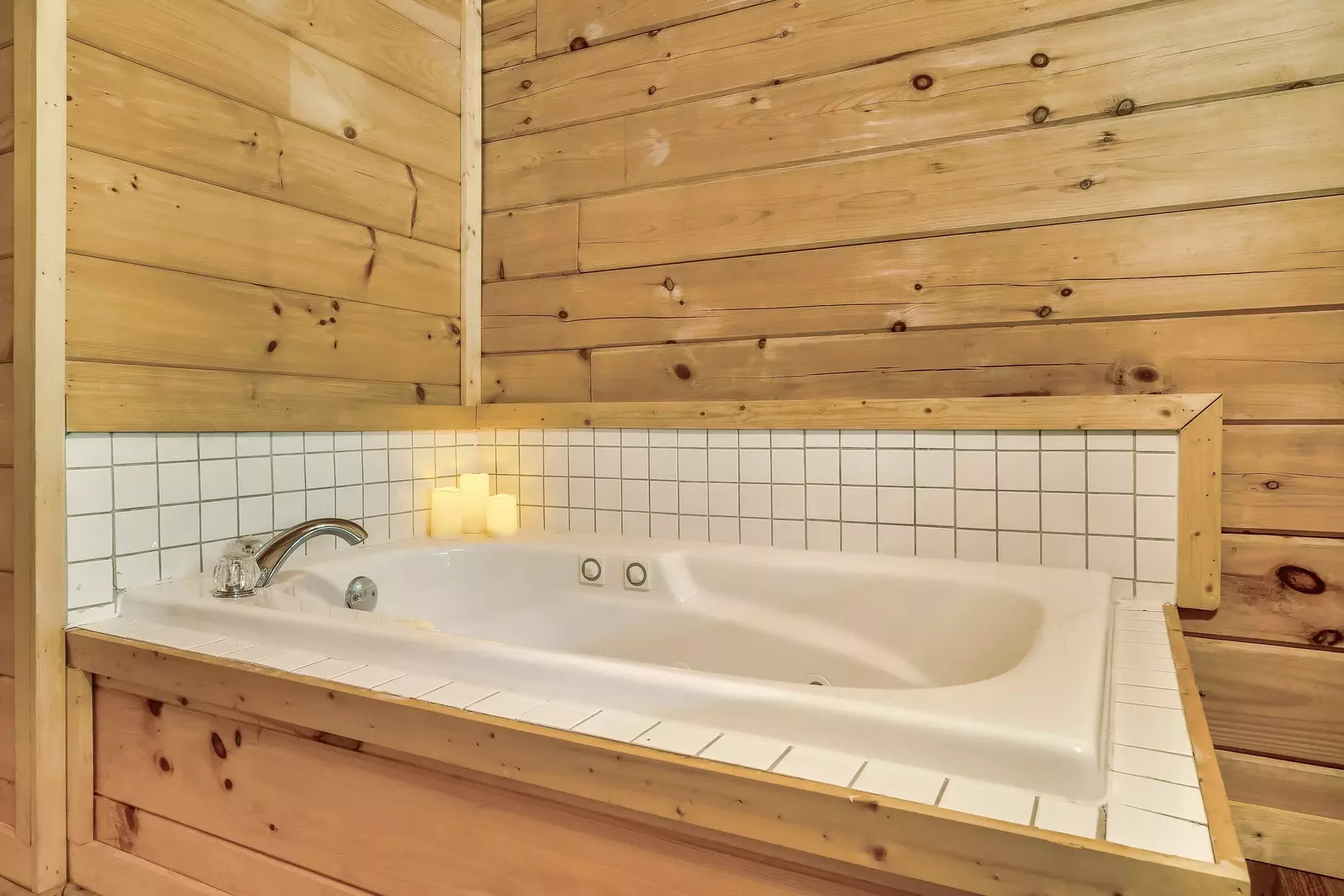 Jacuzzi tub in the main floor bedroom