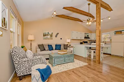 Charming Cottage w/Hot Tub!
