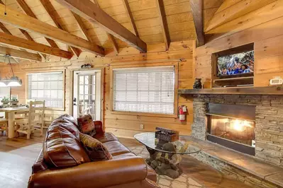 Beary Bungalow — Secluded Cozy Log Cabin with Views of Mountains